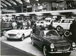 Una veduta del Salone dell'automobile. Esposizione di alcune vetture Fiat e Autobianchi. In alto: insegna Pirelli.
