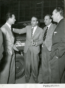 Il Conte Leonardo Bonzi, il dottor Brambilla e altri due uomini accanto all'Alfa Romeo gommata Pirelli utilizzata da Bonzi durante il Raid del Mato Grosso del 1952
