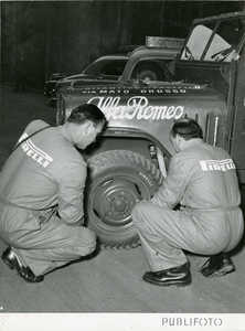 Due meccanici Pirelli controllano le gomme dell'Alfa Romeo per il Raid del Mato Grosso del 1952