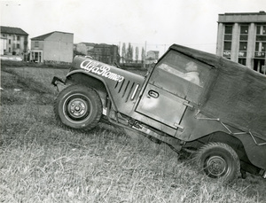 Prove di strada sull'Alfa Romeo gommata Pirelli per il Raid del Mato Grosso del 1952. Sullo sfondo, i fabbricati Pirelli nel quartiere Bicocca.