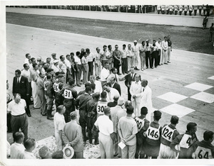 Il Presidente argentino Juan Domingo Perón saluta i piloti alla corsa automobilistica di Buenos Aires del 1952