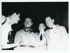 Gran Premio Città di Buenos Aires del 1953: da destra verso sinistra, il Presidente argentino Juan Domingo Perón, il Presidente dell'Automobil Club Argentino Carlos Anesi e il pilota Nino Farina, vincitore della competizione
