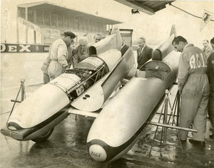 Record di Piero Taruffi sul Circuito di Montlhéry nel 1953: il pilota, due meccanici e alcuni uomini accanto al veicolo progettato e costruito dallo stesso Taruffi, il bisiluro Tarf