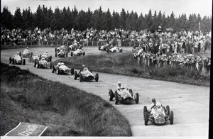 Vetture e spettatori durante la 1000 km del Nürburgring del 30 agosto 1953