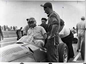 Il pilota Juan Manuel Fangio su Maserati gommata Pirelli al Gran Premio Città di Buenos Aires del 1954