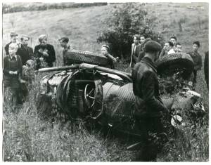 La Maserati del pilota argentino Onofre Marimon distrutta dopo l'incidente mortale avvenuto sul Circuito del Nürburgring durante le prove del Gran Premio di Germania del 1954
