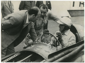 Il pilota Nino Farina su Ferrari parla con Stefano Meazza e Aurelio Lampredi durante le prove del Gran Premio del Belgio del 1954