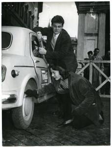 Gli attori Emma Danieli e Roberto Risso accanto alla vettura 06 del Rally di Monte Carlo 1954, Scuderia Titanus - Equipe 1