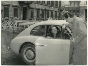 L'attrice Miria di San Servolo all'interno di un'auto durante il passaggio delle vetture partecipanti al Rally di Monte Carlo del 1954.