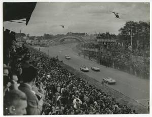 24 di Le Mans del 12 giugno 1954: scorcio della pista e del pubblico durante la competizione