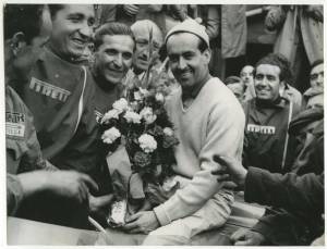 Maurice Trintignant riceve un mazzo di fiori per la vittoria alla 24 di Le Mans del 12 giugno 1954