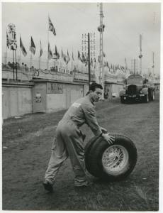 Un meccanico Pirelli alla 24 Ore di Le Mans del 12 giugno 1954