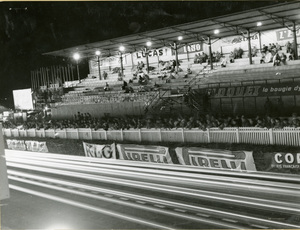 La tribuna degli spettatori con striscioni pubblicirari Pirelli alla 24 Ore di Le Mans del 12 giugno 1954