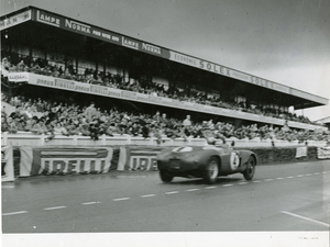 José Froilán González su Ferrari n. 4 alla 24 Ore di Le Mans del 12 giugno 1954. Lungo la tribuna sono visibili degli striscioni pubblicitari Pirelli.