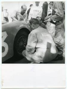 Meccanici Pirelli cambiano le gomme a una vettura durante la I Coppa di Montjuich del 3 ottobre 1954