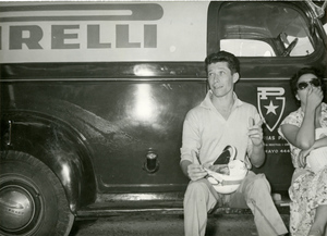Il pilota belga Oliver Gendebien seduto accanto a una donna su un furgone logato Pirelli al X Gran Premio Città di Buenos Aires del 5 febbraio 1956