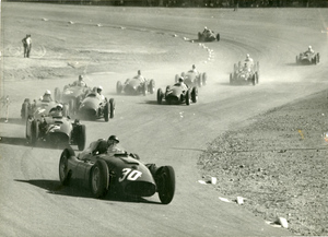 Le vetture in gara sul Circuito di Mendoza durante il X Gran Premio Città di Buenos Aires del 5 febbraio 1956: in testa Juan Manuel Fangio su Lancia-Ferrari