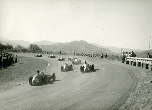 Un gruppo di macchine su una curva del circuito di Mendoza durante il X Gran Premio Città di Buenos Aires del 5 febbraio 1956