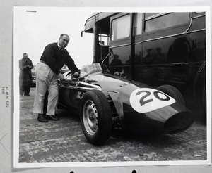 Il pilota italiano Piero Scotti accanto alla sua Connaught n. 20 gommata Pirelli al Daily Express International Trophy del 5 maggio 1956