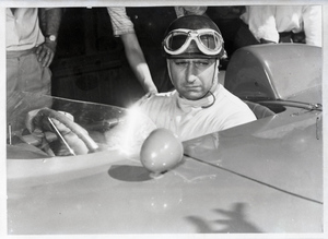 Il pilota Juan Manuel Fangio sulla sua vettura durante la 1000 km di Buenos Aires del 29 gennaio 1956