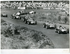Vetture in gara sul Circuito del Nürburgring durante il Gran Premio di Germania del 4 agosto 1957. Si riconoscono: in pole position Peter Collins su Ferrari n. 7 seguito da Juan Manuel Fangio su Maserati n. 1, Jean Marie Behra su Maserati n. 2, Luigi Musso su Ferrari n. 6, Stuart Lewis-Evans su Vanwall n. 12.