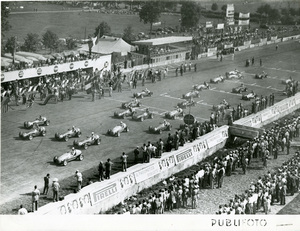 Vetture sul Circuito di Monza durante il Gran Premio d'Italia del 7 settembre 1952. Lungo i guard rail del circuito sono visibili dei cartelloni pubblicitari Pirelli.