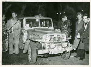 Un meccanico Pirelli, una donna e tre uomini accanto alla Fiat Campagnola targata 127012.TO durante il III Rally del Sestriere del 22-25 febbraio 1952