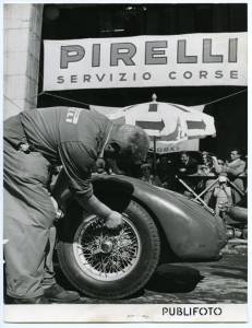 Servizio Corse Pirelli: un meccanico controlla la pressione delle gomme Aerflex Pirelli durante la Mille Miglia del 4 maggio 1952