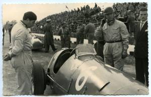 Nino Farina accanto alla sua auto prima della partenza durante il Gran Premio automobilistico di Siracusa del 16 marzo 1952