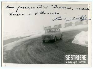 Un'auto dotata di pneumatici Inverno Pirelli sul percorso del IV Rally di Sestriere del 26 febbraio-3 marzo 1953