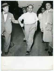 Il pilota Juan Manuel Fangio e il Presidente dell'Automobile Club d'Italia (ACI) Renzo Castagneto e altri quattro uomini alla Mille Miglia del 25-26 aprile 1953