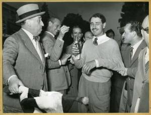 Il vincitore Gianni Marzotto, il Presidente dell'Automobile Club d'Italia (ACI) Renzo Castagneto e altri uomini alla Mille Miglia del 25-26 aprile 1953