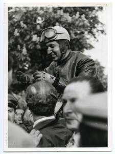 Il pilota Alberto Ascari in trionfo alla XXI edizione della Mille Miglia dell'1-2 maggio 1954