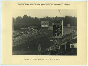 La torre di segnalazione Pirelli all'Autodromo di Monza in un momento del Gran Premio d'Italia dell'11 settembre 1955. Fotogramma tratto dai cine-giornali della Settimana Incom.