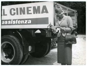 L'attrice Marisa Allasio fotografata accanto a un automezzo dell'Assistenza Tecnica Pirelli durante il IV Rally automobilistico del cinema del 1957