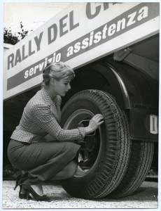 L'attrice Marisa Allasio fotografata accanto a un automezzo dell'Assistenza Tecnica Pirelli durante il IV Rally automobilistico del cinema del 1957