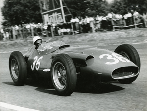 Il pilota Stirling Moss su Maserati n. 36 durante il Gran Premio d'Italia disputatosi a Monza il 2 settembre 1956