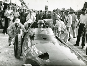 Un team di meccanici spinge la Vanwall n. 18 del pilota Stirling Moss al Gran Premio d'Italia disputatosi a Monza l'8 settembre 1957