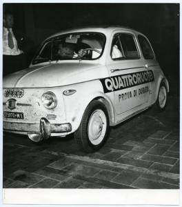 Una Fiat 500 targata MI.375970 logata Quattroruote al Raid Fiat 500 disputatosi tra il 18 marzo e l'8 giugno 1958