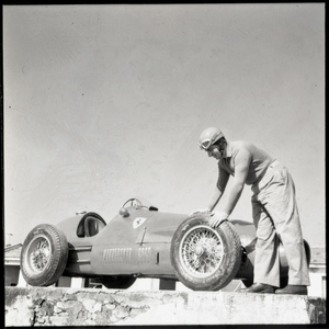 Il pilota Alberto Ascari fotografato accanto alla sua Ferrari nel 1953