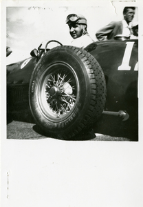 Il pilota Alberto Ascati sulla sua Ferrari gommata Pirelli nel 1952