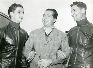I piloti motociclistici Umberto Masetti (a sinistra) ed Enrico Lorenzetti (a destra) con Alberto Ascari