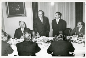 Juan Manuel Fangio a un tavolo con altri commensali durante i festeggiamenti organizzati in suo onore dalla Pirelli - Società Anonima Platense di Buenos Aires il 26 marzo 1958