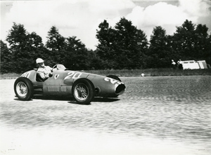 Il pilota Nino Farina su Ferrari n. 20 durante il V Gran Premio dell'Autodromo di Monza del 1952