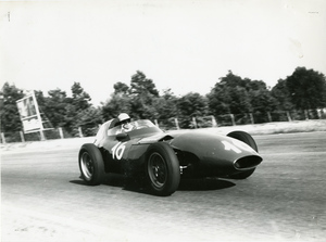 Il pilota Piero Taruffi su Vanwall n. 16 durante il XXVI Gran Premio d'Italia del 2 settembre 1956